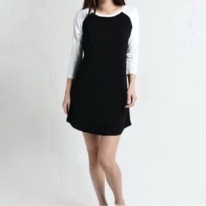 BB Dakota 7th Inning Stretch
Baseball Dress Raglan Black/White - Medium - NWT